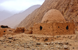 En amont, les gorges trop étroites de la Karakash sont impassables. La piste vers le Taklamakan bifurque à cet endroit vers la haute passe de Sanju. Alinazar regroupe un ensemble très important d'anciens tombeaux musulmans.