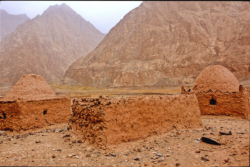 En amont, les gorges trop étroites de la Karakash sont impassables. La piste vers le Taklamakan bifurque à cet endroit vers la haute passe de Sanju. Alinazar regroupe un ensemble très important d'anciens tombeaux musulmans.