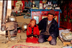 Famille Kirghiz du village d'Alinazar. La plupart des femmes sont absentes, étant parties avec les troupeaux en montagne. Cet homme garde seul sa petite fille.