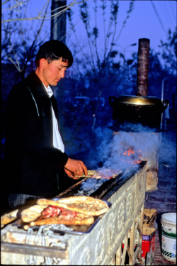Les shashlik, délicieuses petites brochettes d'agneau servies avec du nan, pain traditionnel cuit dans un tandoor, sont une des spécialités ouigour.
