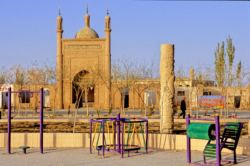 Ancienne mosquée de Ruoqianq (Charklik). Un parc moderne a été bâti juste devant.