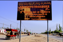 Panneau d'avertissement à la sortie de Kargilik côté route rejoignant Ali et le grand ouest du Tibet.