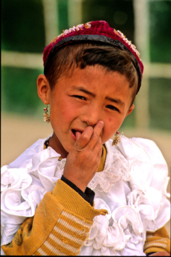 Portrait d'une petite fille ouigour dans les rues de Niya (Minfeng), Xinjiang, Chine.