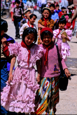 Enfants sur le chemin de l'école à Kashgar, Xinjiang, Chine.