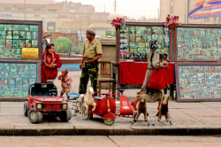 Photographes "en situation" devant la mosquée Id Kah à Kashgar, Xinjiang, Chine.