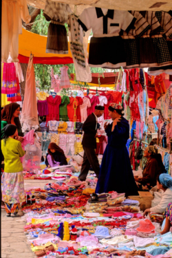Bazar aux vêtements dans l'ancienne ville ouigour de Kashgar.