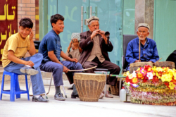 Musique traditionnelle ouigour dans les rues de Kashgar.