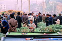 Chaque semaine, de très importants marchés voit affluer la foule venant des villages des environs ou des piémonts des Kunlun. Le plus traditionnel et important est celui de Khotan, et dans une moindre mesure, celui de Kashgar.