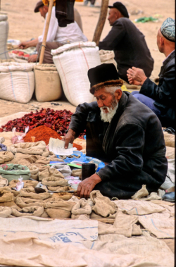 Chaque semaine, de très importants marchés voit affluer la foule venant des villages des environs ou des piémonts des Kunlun. Le plus traditionnel et important est celui de Khotan, et dans une moindre mesure, celui de Kashgar. Ici, vendeur d'épices.