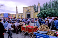 Mosquée Id Kah à Kashgar, érigée en 1442. C'est une des plus grandes du Xinjiang et de Chine.