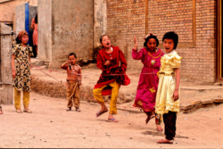 Jeux d'enfants Ouigour dans les rues de Kashgar, Xinjiang, Chine.