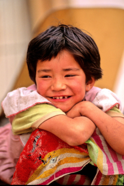 Portrait d'une petite fille ouigour dans les rues de Kargilik (Yecheng), Xinjiang, Chine.