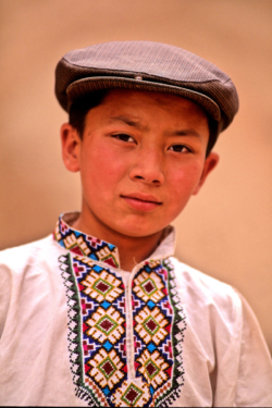 Portrait d'une petite garçon ouigour dans les rues de Khotan, Xinjiang, Chine.