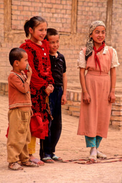 Groupe d'enfants ouigour dans les rues de Kashgar, Xinjiang, Chine.