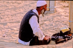 Ce pèlerin se receuille sur le tombeau de l'Imam Asim à côté de Khotan, au milieu des sables du Taklamakan.