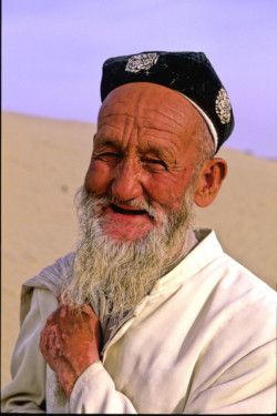 Ce pèlerin se rend sur le tombeau de l'Imam Asim à côté de Khotan, au milieu des sables du Taklamakan.