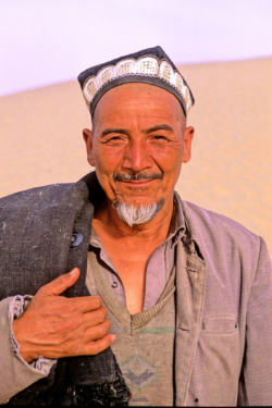 Ce pèlerin se rend sur le tombeau de l'Imam Asim à côté de Khotan, au milieu des sables du Taklamakan.