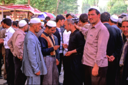 Marché journalier au jade de Khotan où les prospecteurs de la rivière de jade blanc, viennent vendre le résultat de leur prospection.