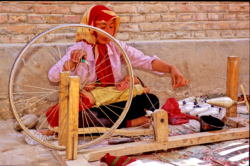 Filage de la soie dans une fabrique artisanale à Khotan sur la route sud de la soie et du jade.