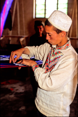 Métier à tisser dans une fabrique artisanale à Khotan sur la route sud de la soie et du jade.