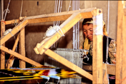 Métier à tisser dans une fabrique artisanale à Khotan sur la route sud de la soie et du jade.