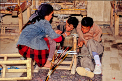 Métier à tisser dans une fabrique artisanale à Khotan sur la route sud de la soie et du jade.