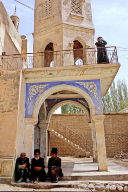 Appel du muezzin à la mosquée de Niya (Minfeng), sur la route sud de la soie.