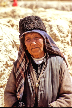 Portrait d'une femme de l'oasis de Karasay (2950 mètres d'altitude), point de départ de la traversée des Kunlun par le col de Keriya, côté Xinjiang.