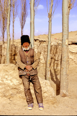 Ouigour deans l'oasis de Karasay (2950 mètres d'altitude), point de départ de la traversée des Kunlun par le col de Keriya, côté Xinjiang. Cette oasis, trop isoléé, est en train d'être abandonnée par ses habitants.