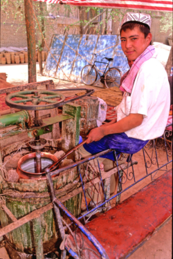 Fabrication artisanale de crême glacée dans une sorte de centrifugeuse à Yarkand.