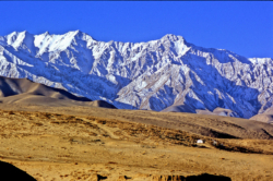 Chaîne des Kunlun vue de Yeyike (2600 mètres d'altitude), au sud de Niya (Minfeng).