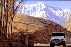 C'est avec cette jeep Beijing S2020 que nous allons rejoindre les Kunlun et passer derrière la barrière montagneuse que nous voyons ici, depuis Yeyike.