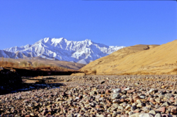 Chaîne des Kunlun et dunes de sable vues de la rivière de Yeyike (2600 mètres d'altitude), au sud de Niya (Minfeng).