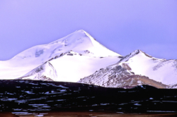 Montagne de 6300 mètres d'altitude à droite de  la piste de Lachuktung et du Keriya Shankou.