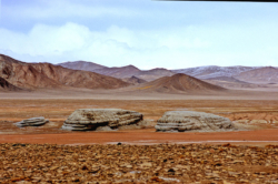 Paysage minéral caractéristique de l'Aksai Chin sur la piste du massif du P7120.