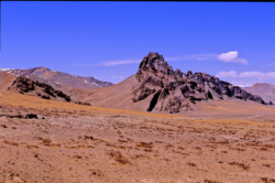 Paysage caractéristique du Ngari, le grand ouest sauvage du Tibet, entre Ali et Rutok.