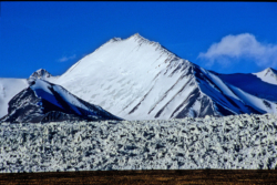 P7120, sommet général des Kunlun pris depuis l'ouest de la montagne; à gauche, à l'arrière plan, le sommet nord, d'une altitude de 6970m, 3ème sommet des Kunlun, qui vient d'etre gravi par les membres d'"Esprit Cantal". Au premier plan, le glacier est, pratiq