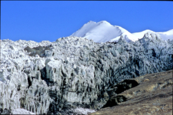 Glacier est du P7120, infranchissable et sommet de l'ouest du massif.