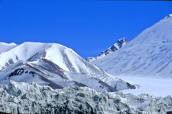 Sommet nord du P7120, 3ème sommet des Kunlun, d'une altitude de 6970m, qui vient d'être gravi par les menbres de l'expédition "Esprit Cantal".