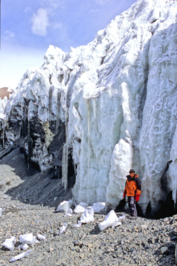 Glacier est du P7120, sommet des Kunlun, qui barre l'acces au sommet; il est pratiquement infranchissable. Nyima, notre chauffeur Tibétain, donne l'échelle.