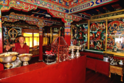 Intérieur du temple troglodytique de Dragla Lugug, creusé à flanc de la colline de Chakpori à Lhassa.