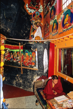Intérieur du temple troglodytique de Dragla Lugug,au nombreuses  peintures rupestres anciennes, creusé à flanc de la colline de Chakpori à Lhassa.
