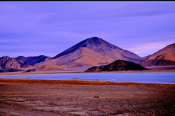 Petit lac au coucher du soleil entre le Panggong Tso et Domar, dans le Chang Thang.