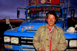 Propriétaire de la maison tibétaine isolée de Sle Se Tso (5200 mètres), sur la piste du Keriya Shankou en plein Chang Thang. Le premier voisin est à plus de 100 kilomètres. Heureusement il possède un camion.