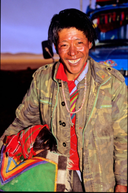 Propriétaire de la maison tibétaine isolée de Sle Se Tso (5200 mètres), sur la piste du Keriya Shankou en plein Chang Thang. Le premier voisin est à plus de 100 kilomètres.