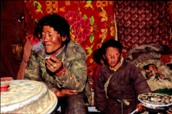 Propriétaire de la maison tibétaine isolée de Sle Se Tso (5200 mètres), sur la piste du Keriya Shankou en plein Chang Thang. Le premier voisin est à plus de 100 kilomètres. Il a cinq enfants, un seul étant pensionnaire et allant à l'école.