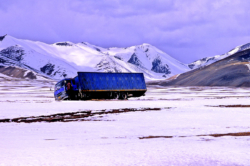 Ce camion a eu un accident il y a maintenant une semaine sur cette piste de très haute altitude qui relie le Xinjiang à Ali.