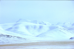 Massif du P7120 vu depuis la piste de l'Aksai Chin, à l'ouest sud-ouest, à travers le cours de "la rivière de glace".