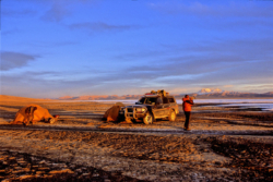 Expédition légère avec un seul 4X4, le dernier campement dans l'extrême nord du Chang Thang, dans la chaîne des Kunlun. Christian Trommsdorff filme le paysage grandiose.