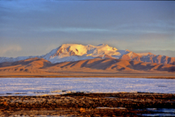 Le Chang Thang  à l'endroit où il rejoint la chaîne des Kunlun. Le plateau est à plus de 5000 mètres d'altitude.